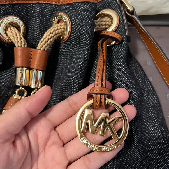 BRAND NEW WITHOUT TAG AUTHENTIC MICHAEL KORS BALCK DENIM CROSSBODY - Picture 3 of 3